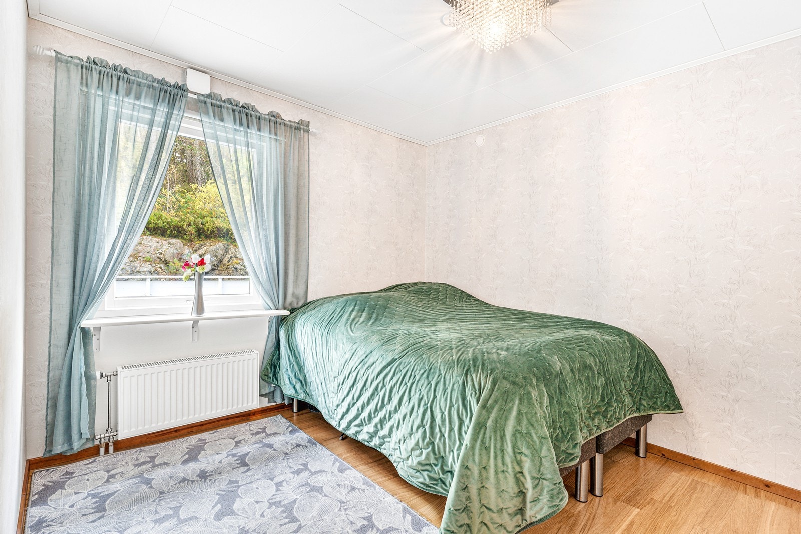 Det er to romslige soverom i 1. etasje. Galleribilde