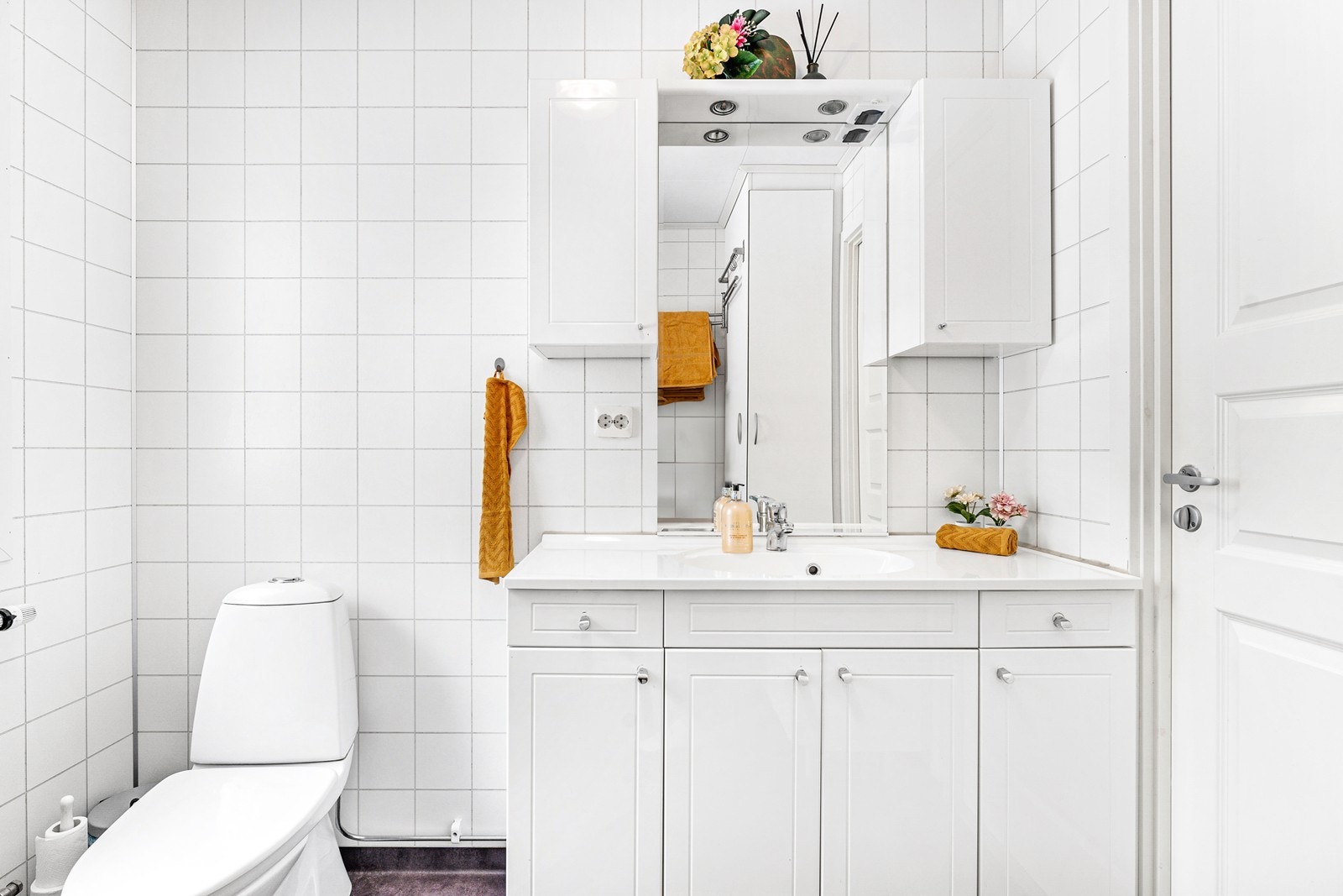 Videre er det innredet med dusjkabinett, toalett og baderomsinnredning med vask. Galleribilde