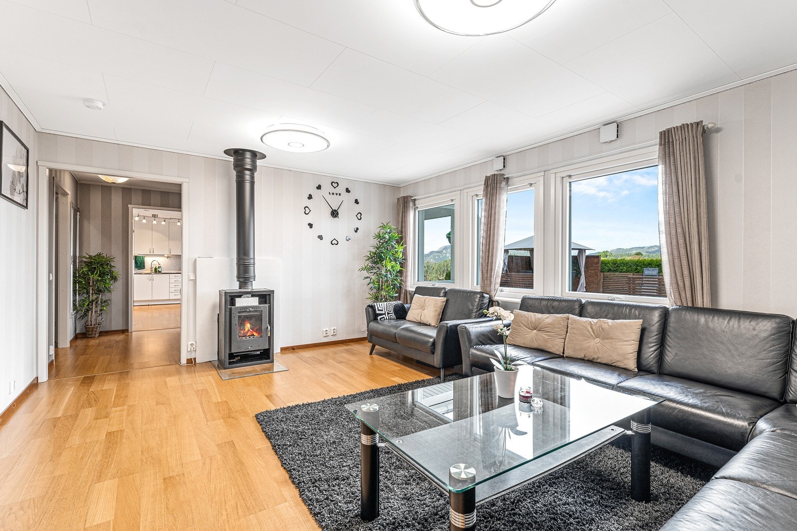 Huset har en funksjonell planløsning som går over totalt to plan og har normalt god standard på innvendige overflater og utstyr. Galleribilde