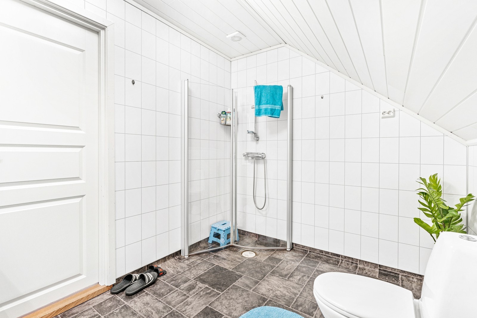 Badet er normalt innredet med dusjhjørne, toalett og baderomsinnredning med vask. Galleribilde