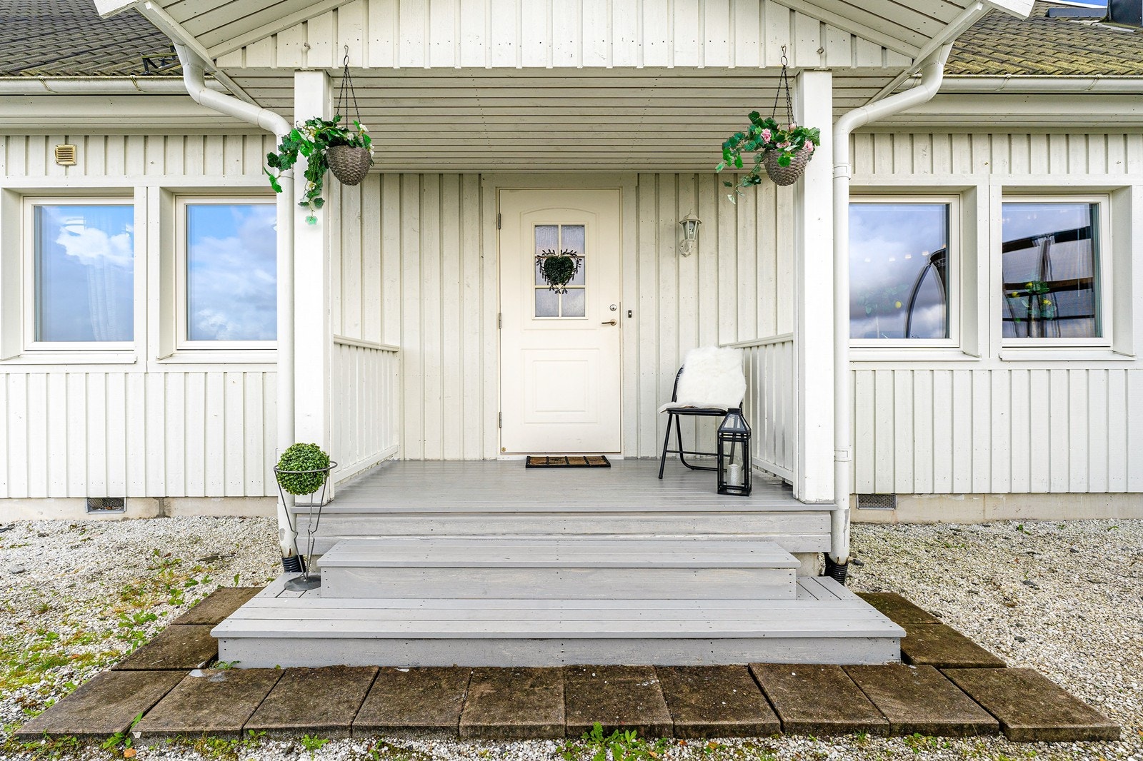 Lekkert, overbygget inngangsparti. Galleribilde