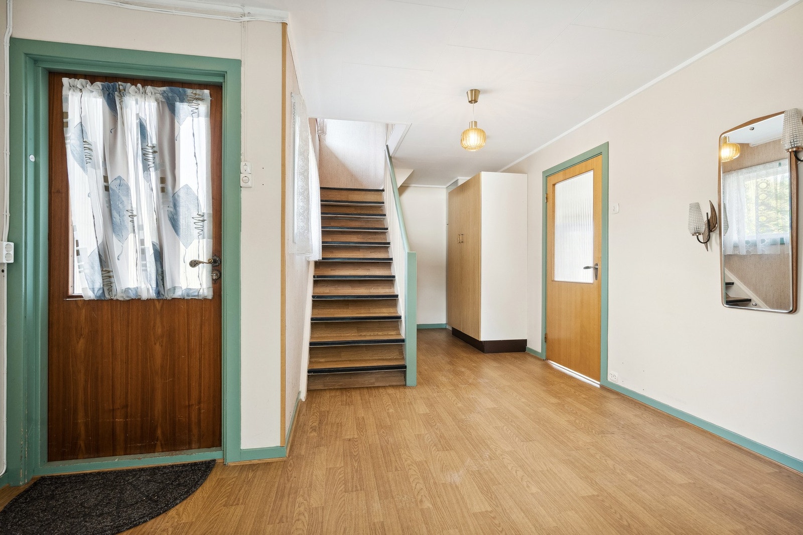 Velkommen inn. Romslig entré. Galleribilde
