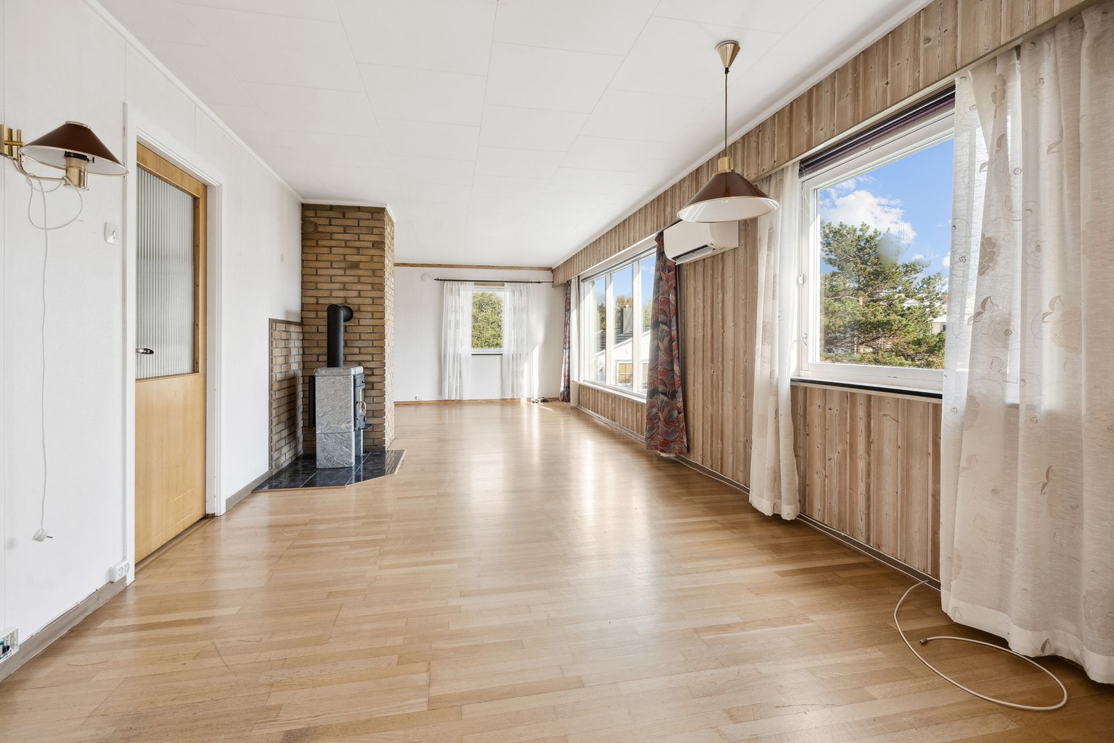 Stuen varmes opp via varmepumpe og vedfyring. Galleribilde