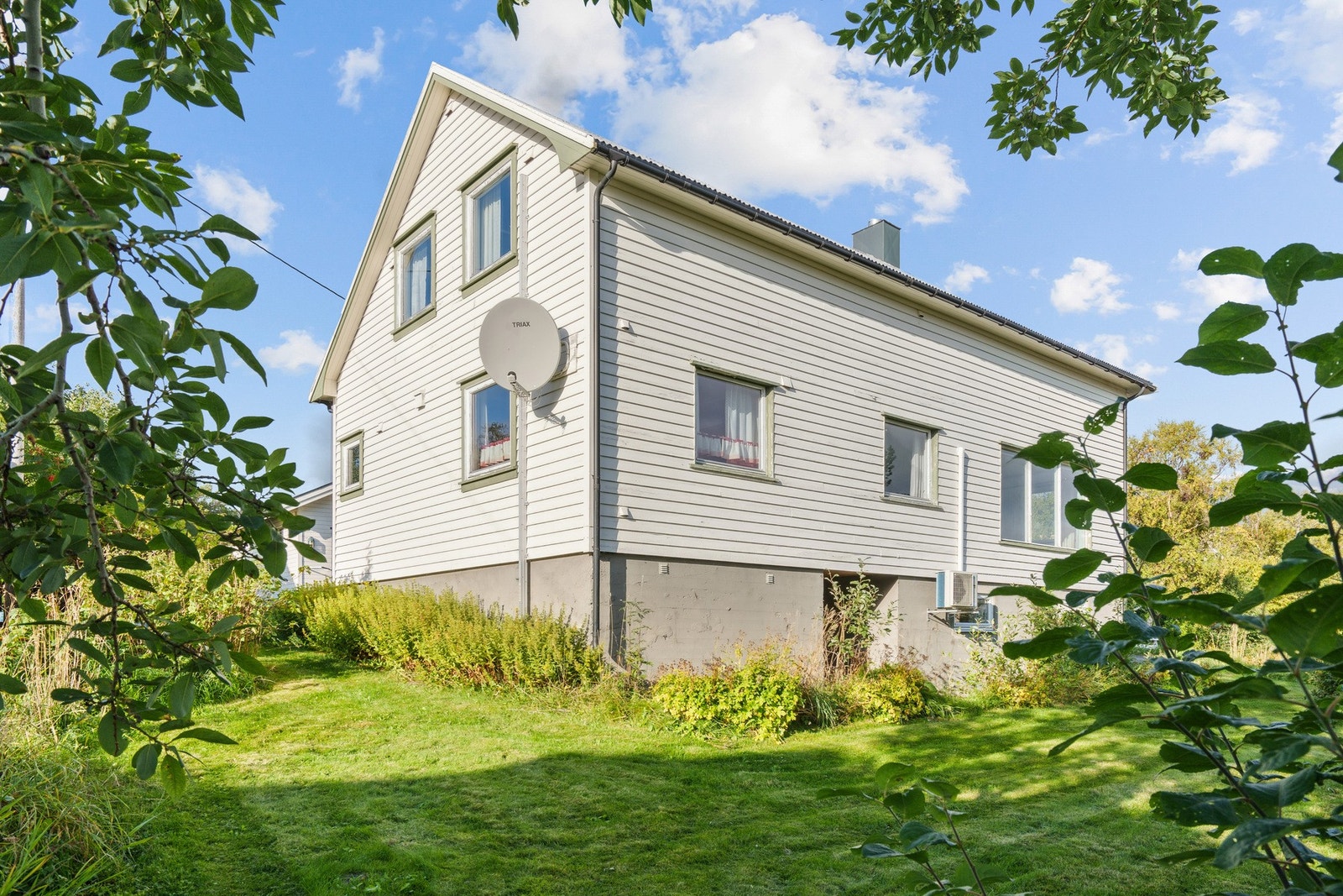 Kort gangavstand inn til sentrum med skoler, barnehager, butikker, caféer, treningstilbud etc. Samtidig er naturen like ved. Galleribilde