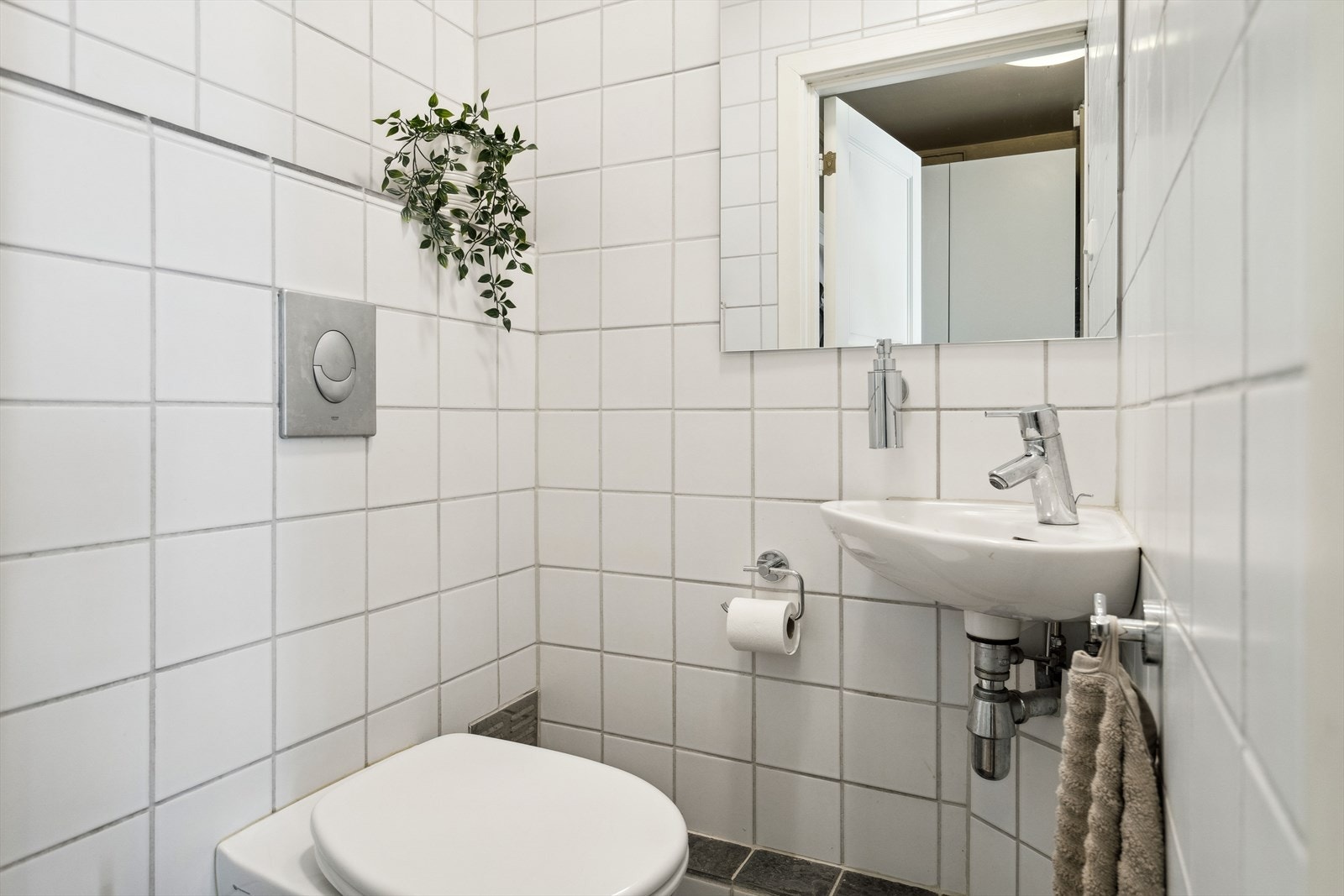 Separat toalettrom med egen vask. Galleribilde