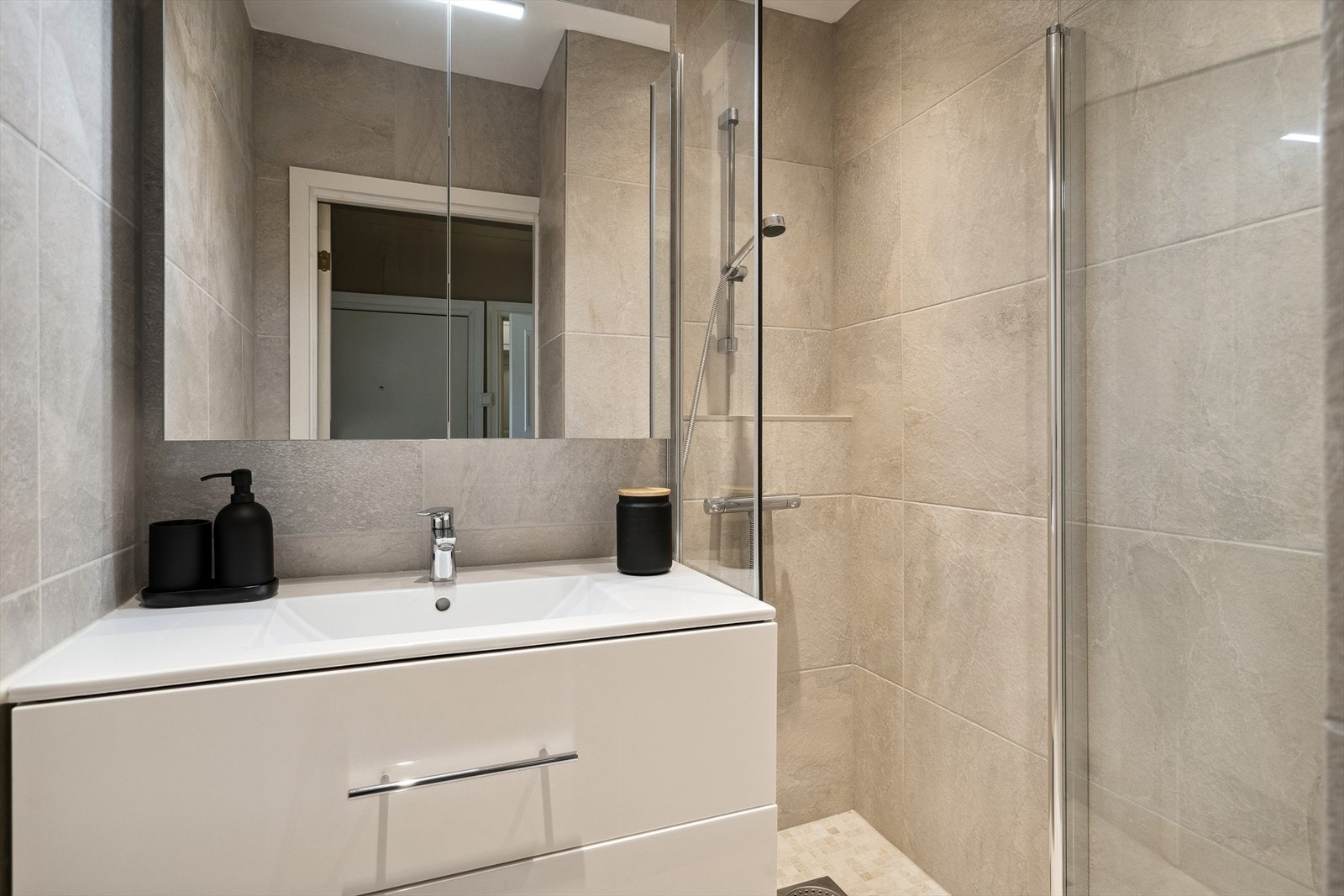 Moderne bad med 60x60 flis på vegg og varmekabler i gulvet. Galleribilde