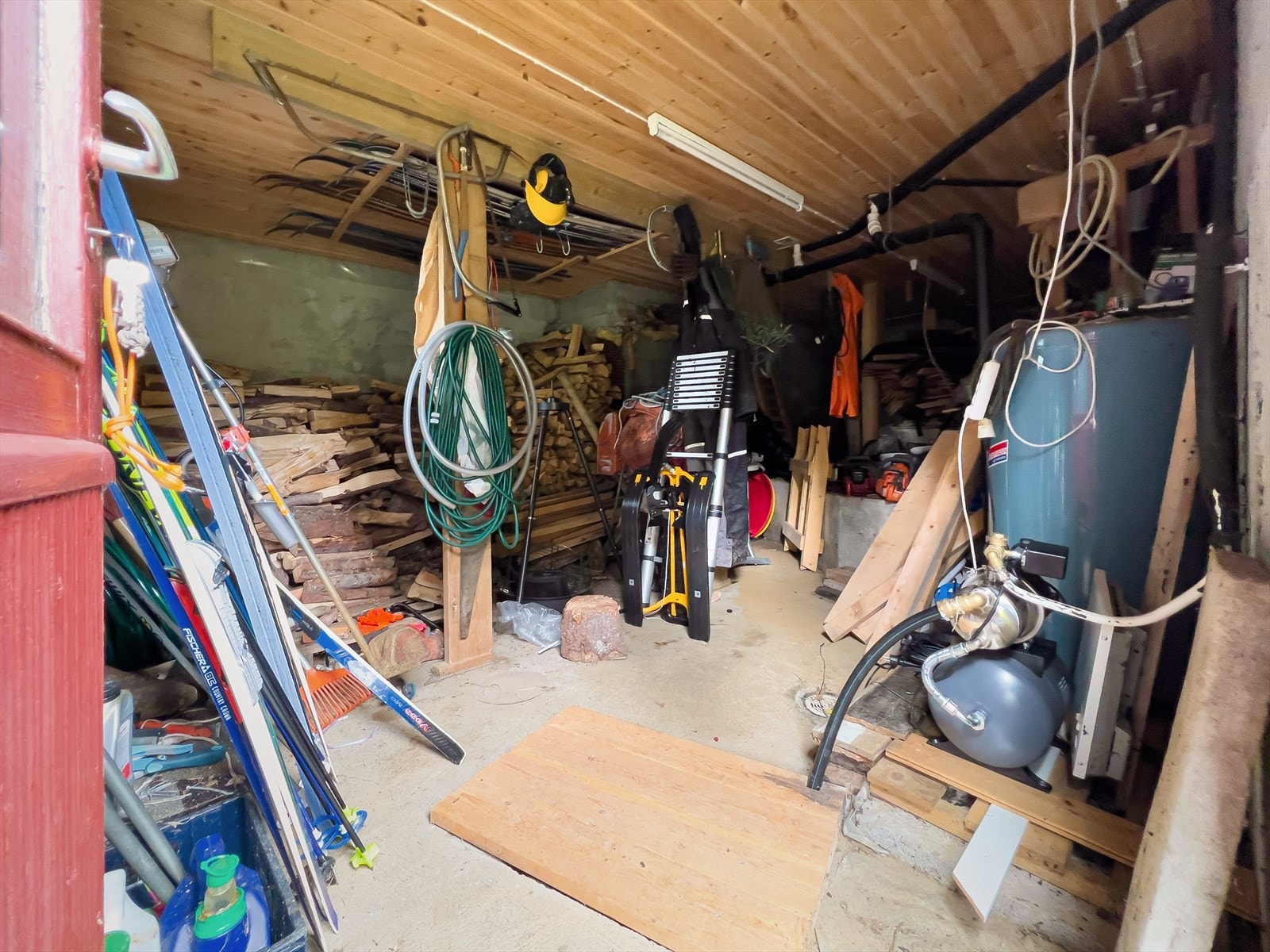 Under tilbygget er en romslig grovkjeller med tekniske installasjoner. Perfekt til lagring av ski og lignende Galleribilde