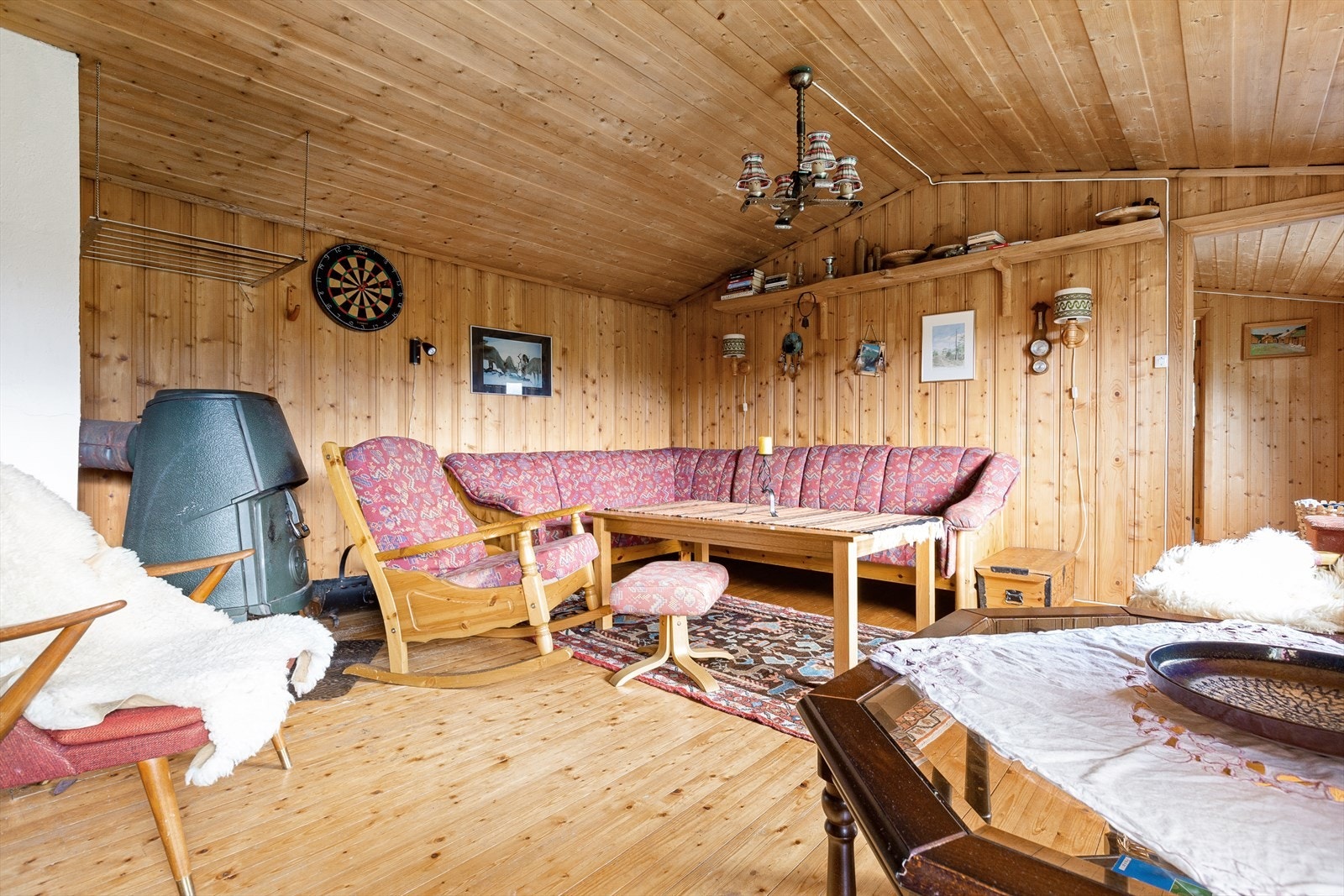 Romslig stue med vedovn. Galleribilde