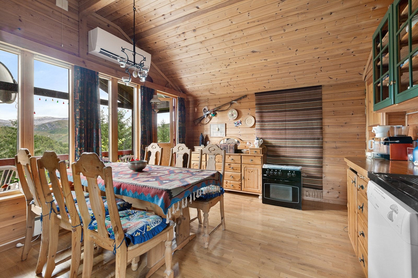 Kjøkkenet har også oppvaskemaskin Galleribilde