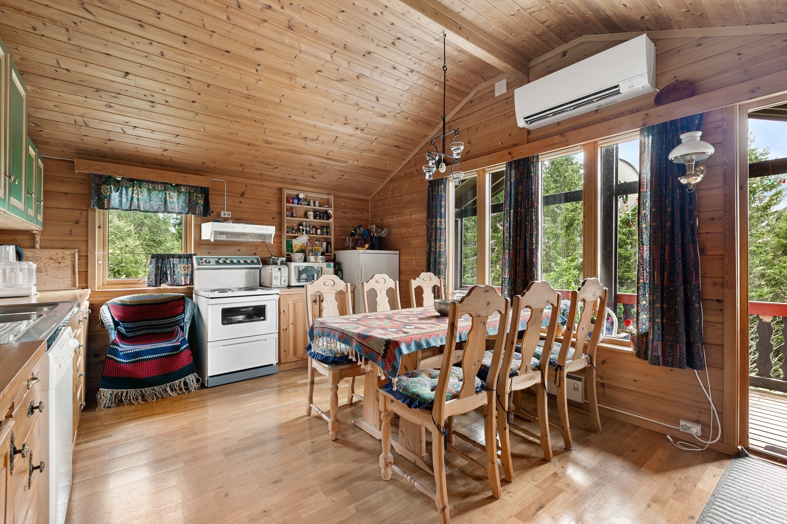 Kjøkkenet har nyere varmepumpe, vask og utgang til veranda Galleribilde