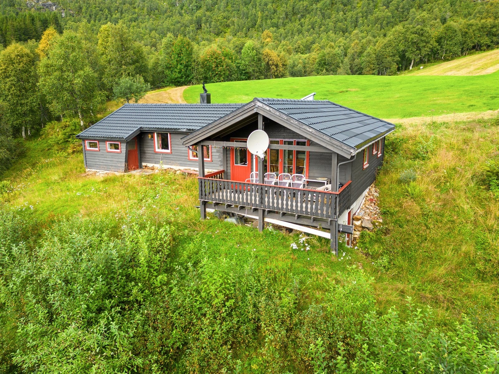 Usjenert eiendom med stor tomt, innlagt vann og renseanlegg. Galleribilde