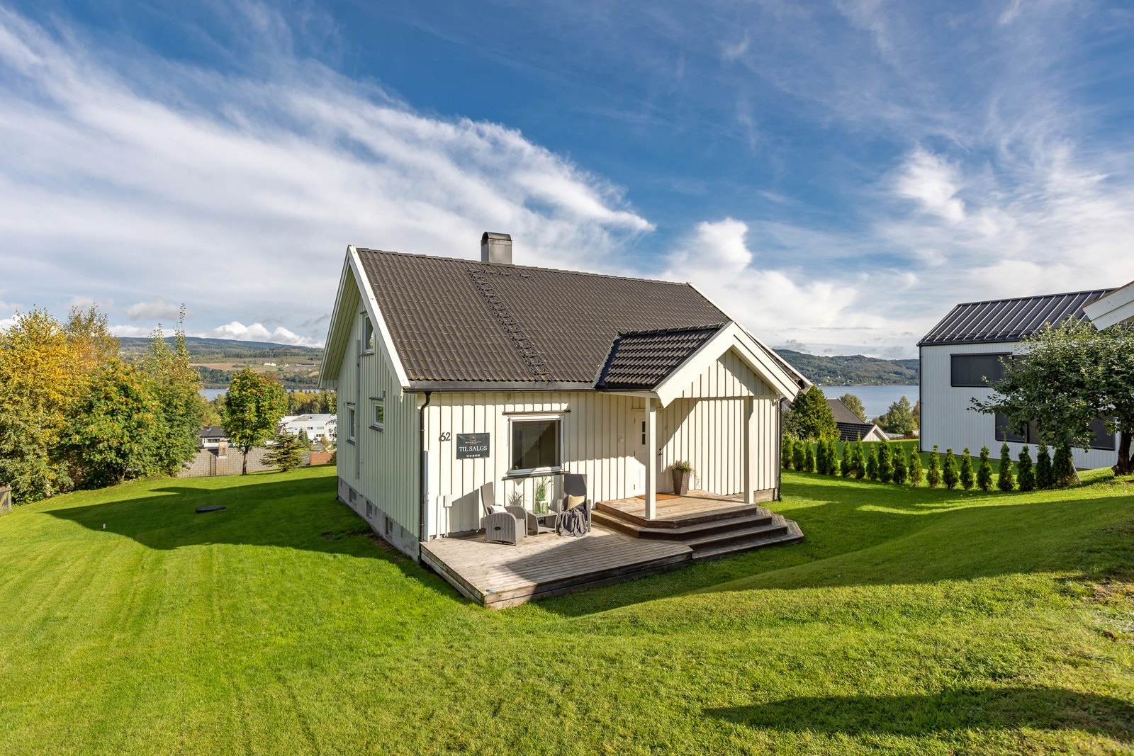 Tomten er solrik, med flott utsikt over Mjøsa og resten av landskapet. Galleribilde