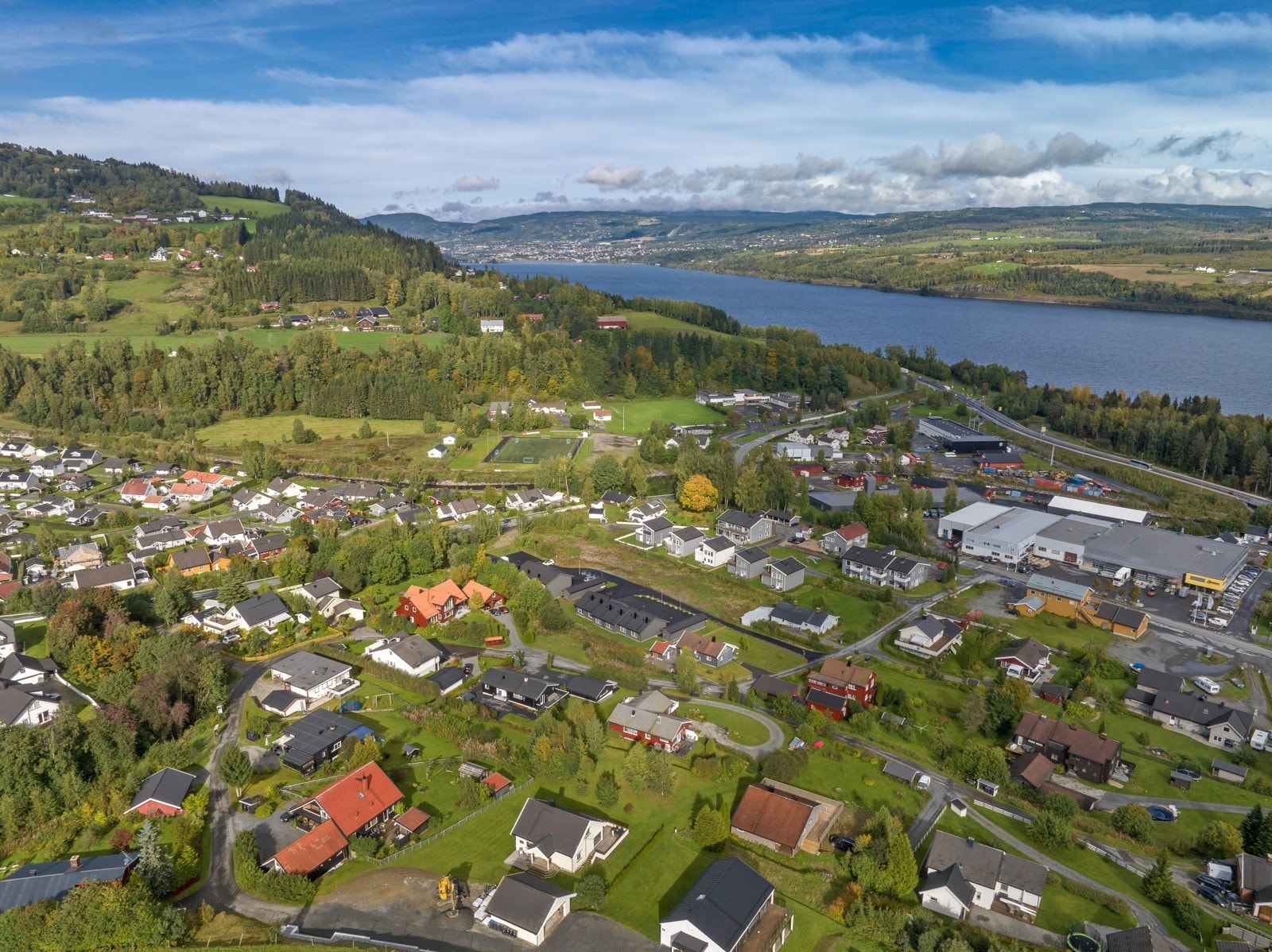 Gode bussforbindelser til Lillehammer og Gjøvik. Ypperlig beliggenhet for de som må pendle til en av Mjøsbyene. Galleribilde