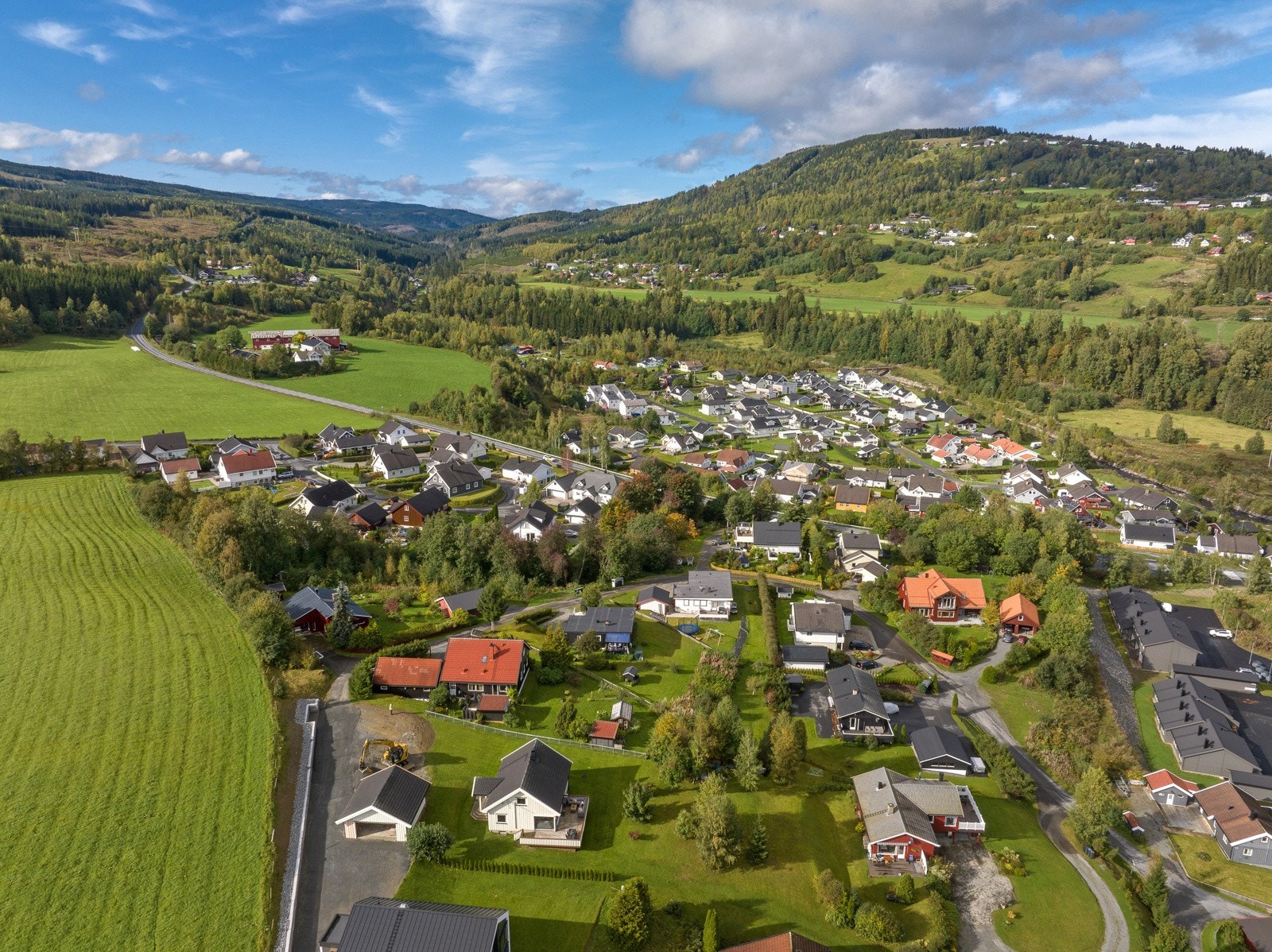 Meget barnevennlig boligområde med kort vei til bla. skole, ny barnehage, butikk, post, idrettsanlegg med bl.a lysløype, kunstgressbane og skøytebane på vinterstid. Galleribilde