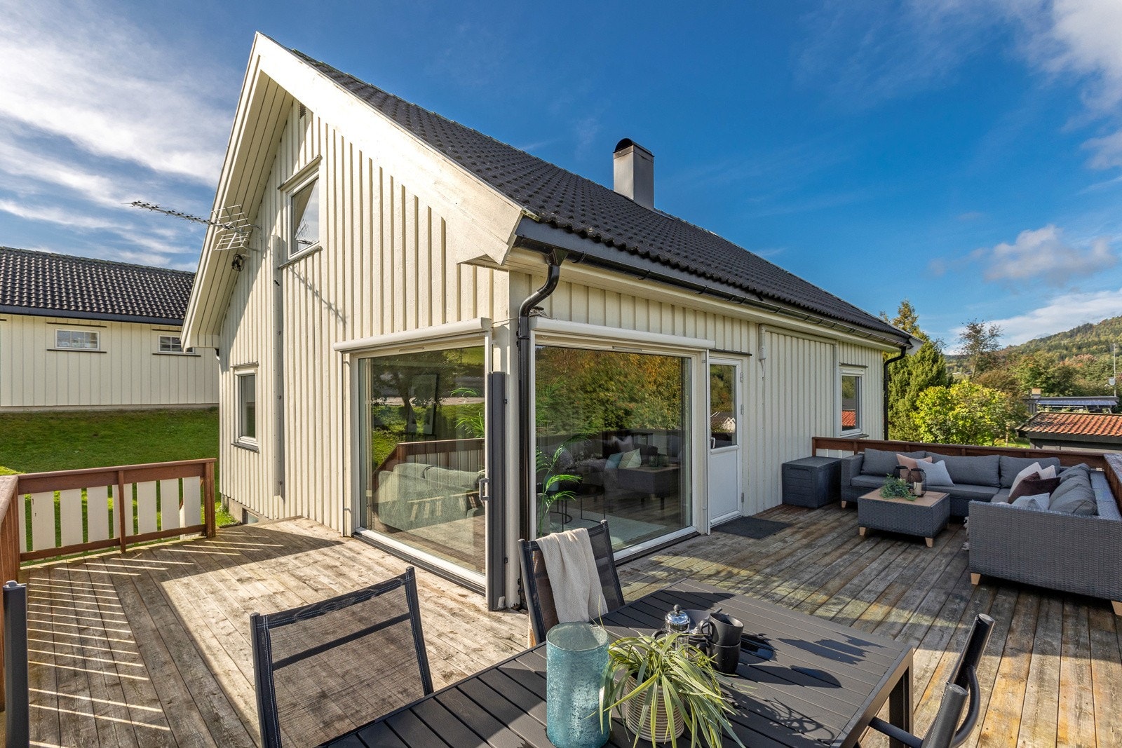 Romslig veranda med gode sol og utsiktsforhold Galleribilde