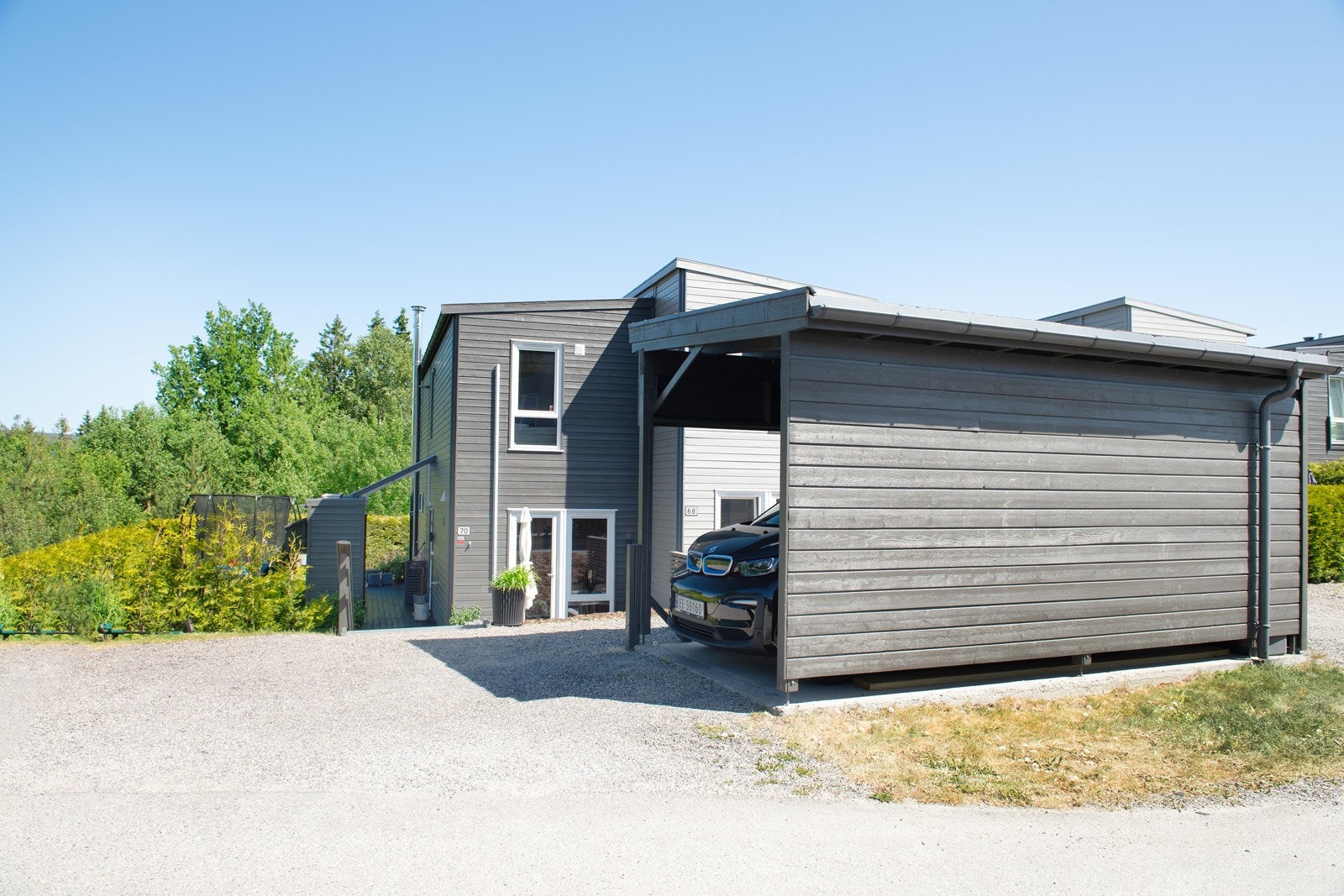 Egen carport med el-billader Galleribilde