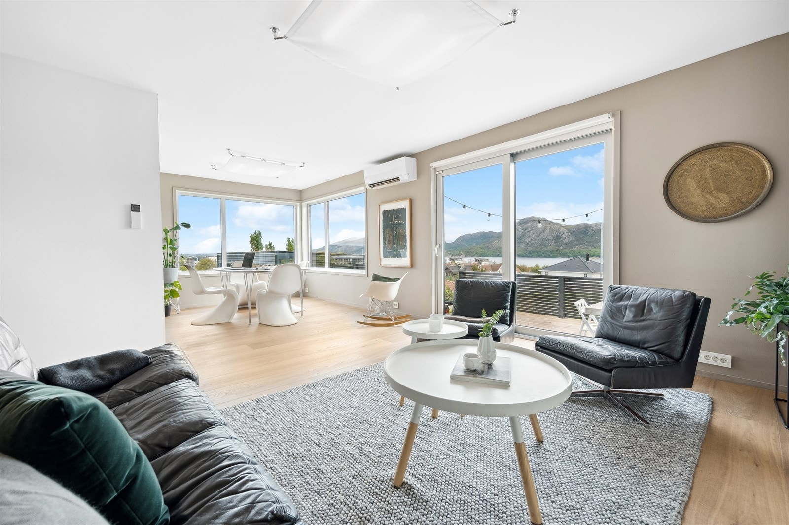 Nydelig stue i 1.etasje som er lys og romslig, et rom for avkobling og hygge! Galleribilde