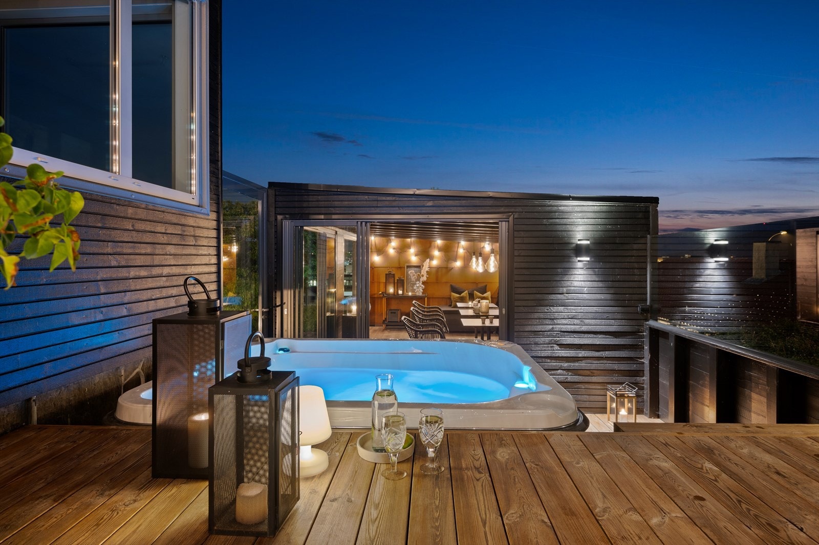 Eiendommen har en herlig jacuzzi med glass mot utsikt. Galleribilde