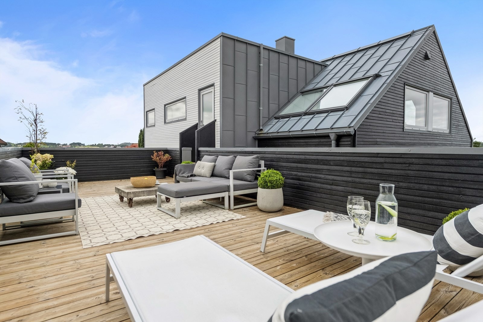 Fra 2. etasje er det også utgang til en nydelig takterrasse. Galleribilde