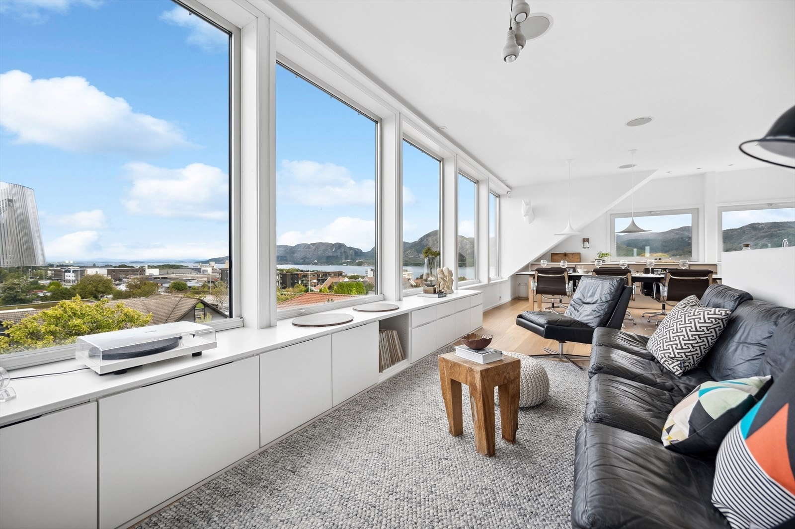 Eiendommen ligger fantastisk til med en 180 graders utsikt over innseilingen til Gandsfjorden og fjellene. Galleribilde