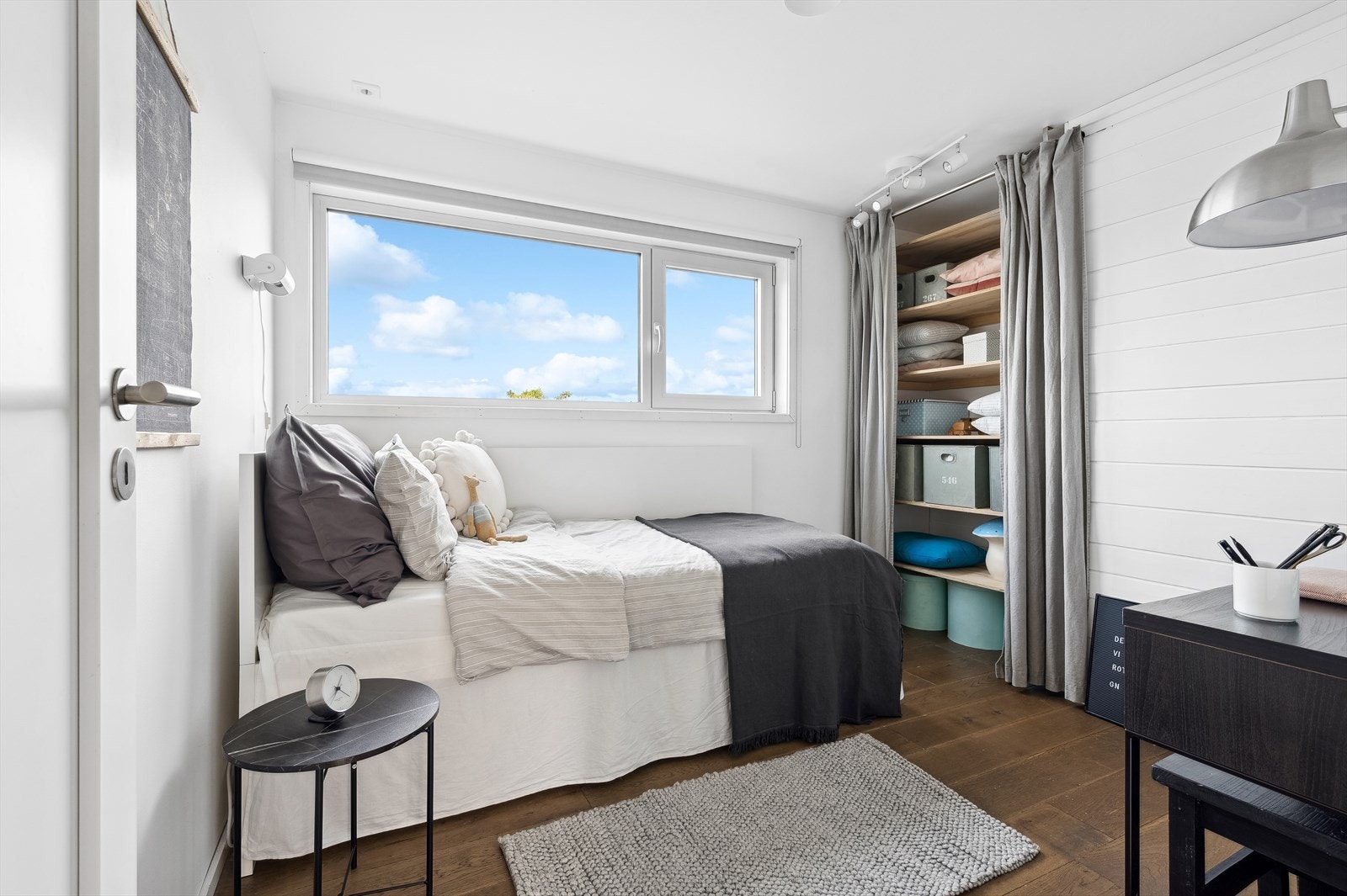 Alle rommene har gode møbleringsmuligheter og kan fint benyttes som barnerom, gjesterom eller kontor - alt etter eget behov og ønske. Galleribilde