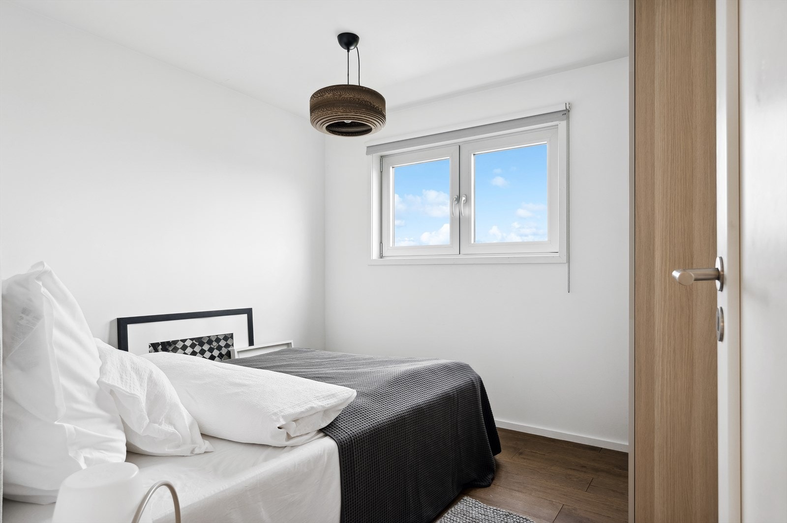 I boligens første etasje er det 3 soverom av god størrelse som er malt i moderne og tidsriktige farger. Galleribilde