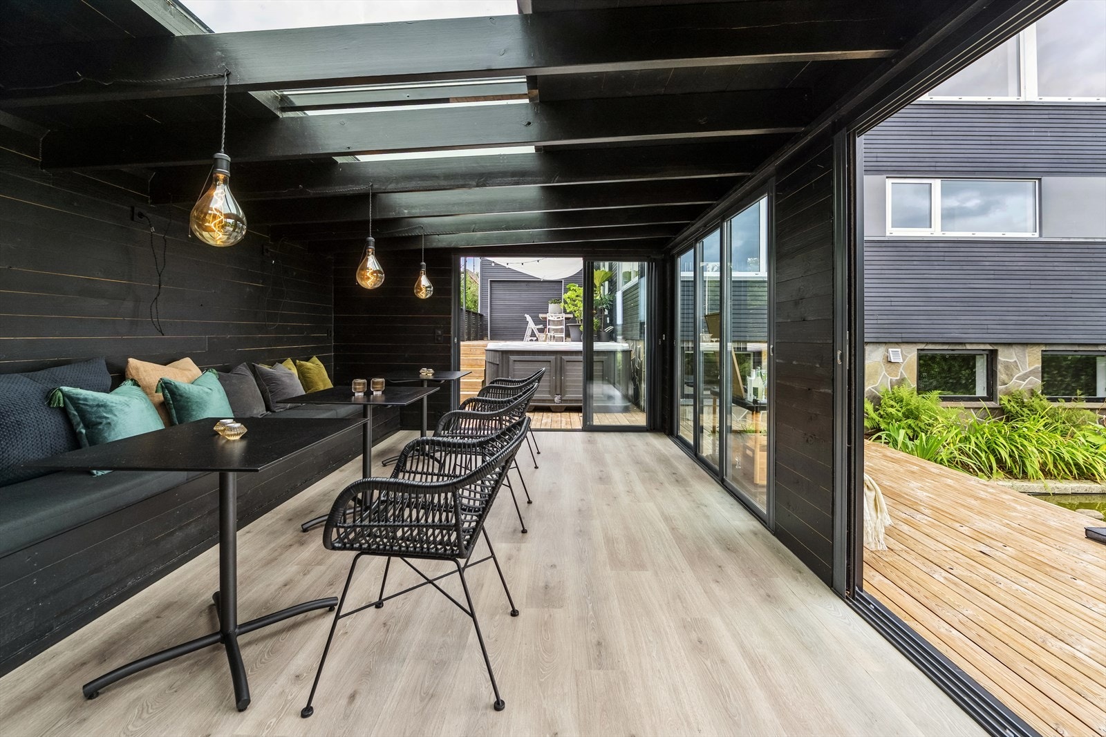 Utestue og terrasse mot dam fanger kveldssolen i vest. Galleribilde
