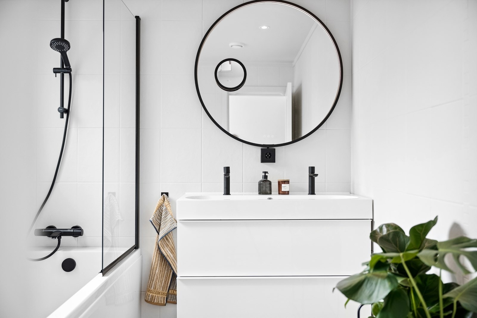 Rommet har baderomsinnredning, wc og badekar. Galleribilde