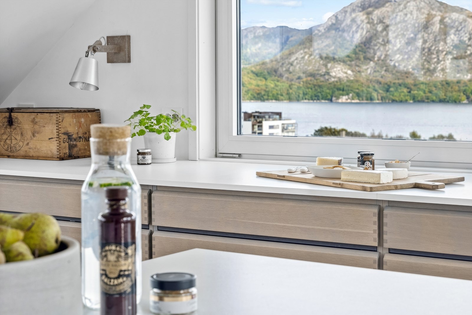 Hvitevarer som koketopp, stekeovn, oppvaskmaskin fra Miele(2023), kjøleskap med vann-dispenser, fryseskap med isbit-dispenser og vinskap fra SMEG Galleribilde