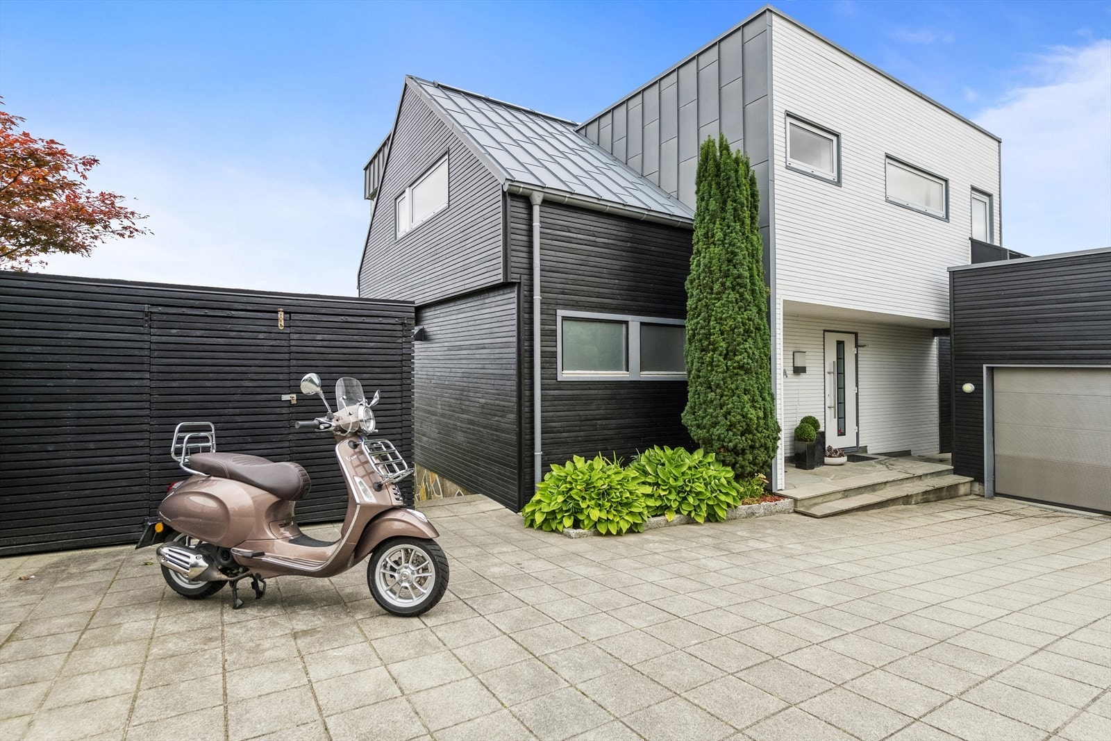 Godt med parkeringsplass i garasje og på egen grunn. Galleribilde