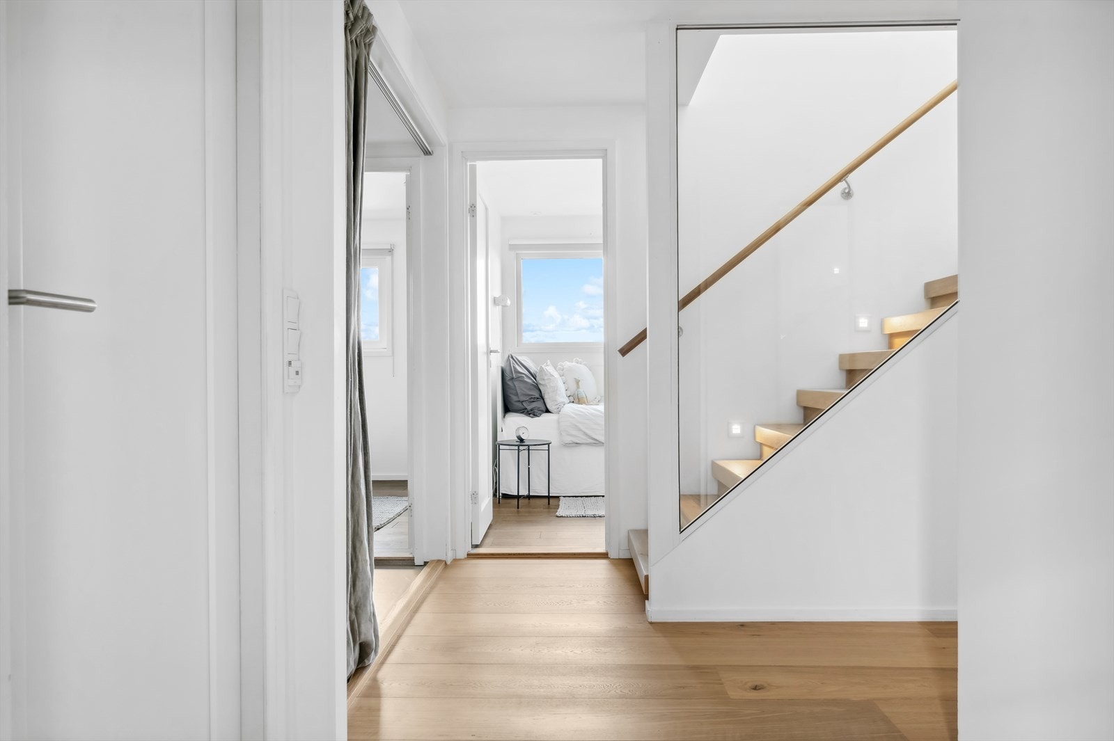 Fra overbygget inngangsparti ønskes du velkommen inn i en romslig entré/hall. Rommet vi haster fort gjennom på vei til eller fra. Galleribilde