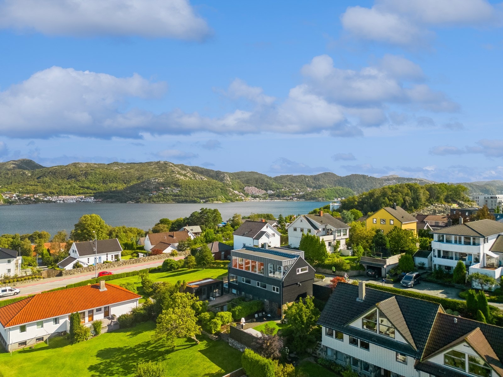 Nydelig opparbeidet tomt med gressplen, hekk, flott steinbelagt gårdsrom og forstøtningsmurer med diverse beplantninger, utestue og terrasse. Galleribilde