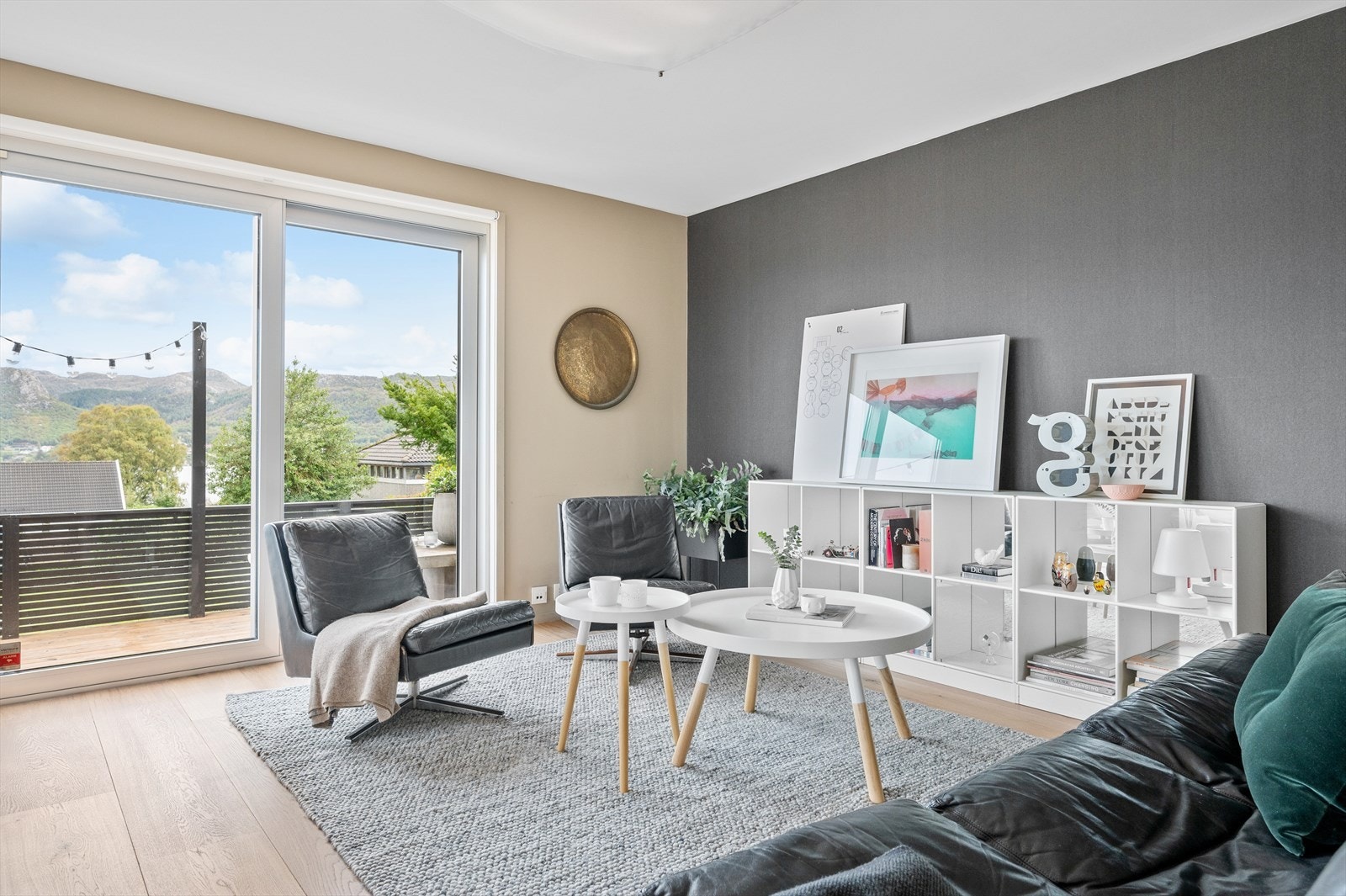 Gode innredningsmuligheter til sofagruppe og tv-møblement. Galleribilde