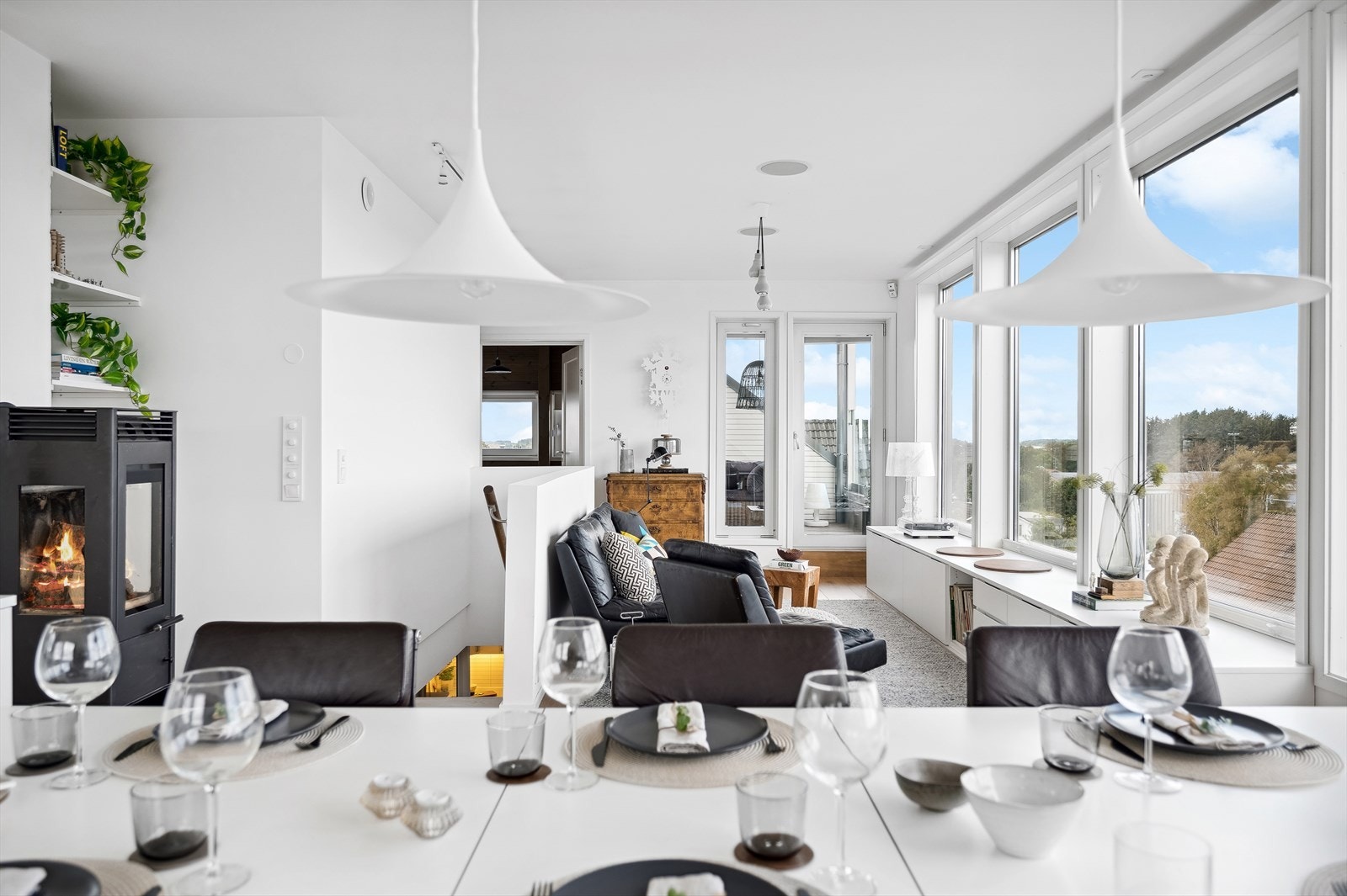 I tilknytning til kjøkkenet er det en lun og effektiv peis. Galleribilde