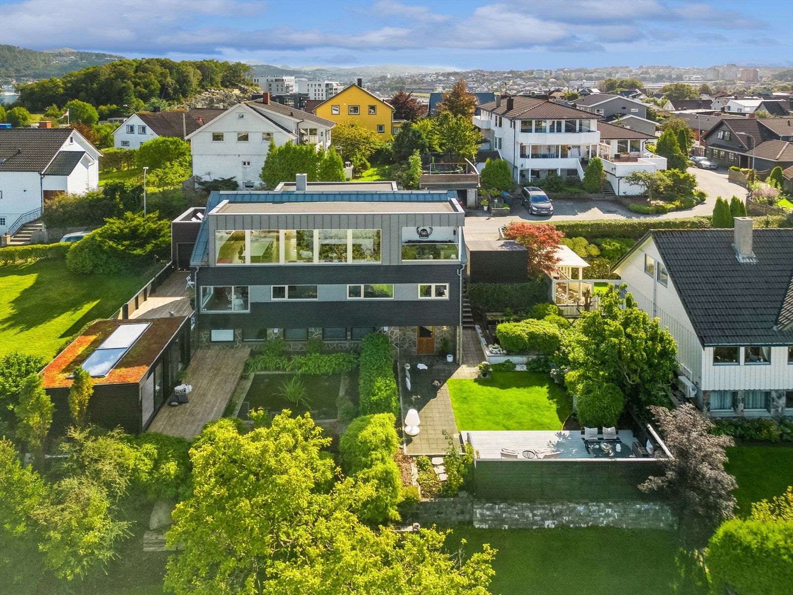 Enkel tilkomst til E39 og dermed bare en kjøretur unna områder som Sandnes sentrum, Forus, Sola og Stavanger. Galleribilde