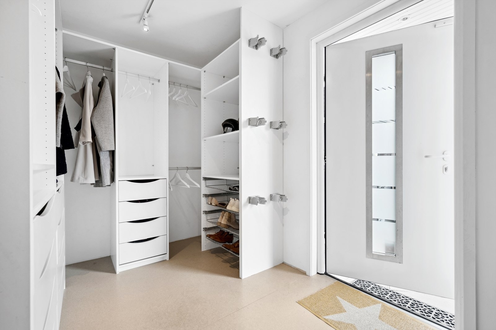Grovgang i 1.etasje hvor man ønskes velkommen inn i en innbydende og romslig entré. Her har man god plass til å henge fra seg skor og yttertøy. Galleribilde