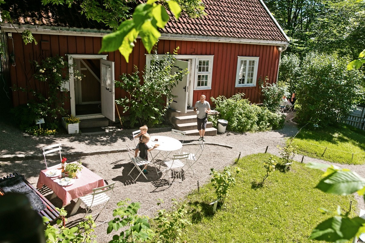 Langs elva finnes utallige sjarmerende steder hvor du kan stoppe for deilig påfyll av mat, drikke, kunst og fortellinger. Ved fossen på Sagene ligger Hønse-Lovisas hus. Galleribilde