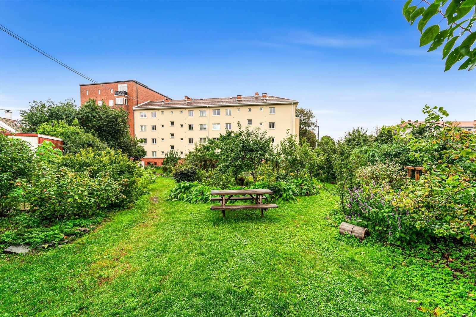 Rett utenfor gården finnes et flott parkanlegg til glede for beboerne. Her dyrkes det bærbusker, frukttrær og urter. Felles griller og koselige sittegrupper. Galleribilde