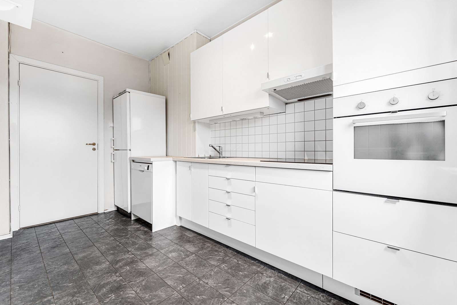 Leilighetens kjøkken er av eldre standard. Galleribilde