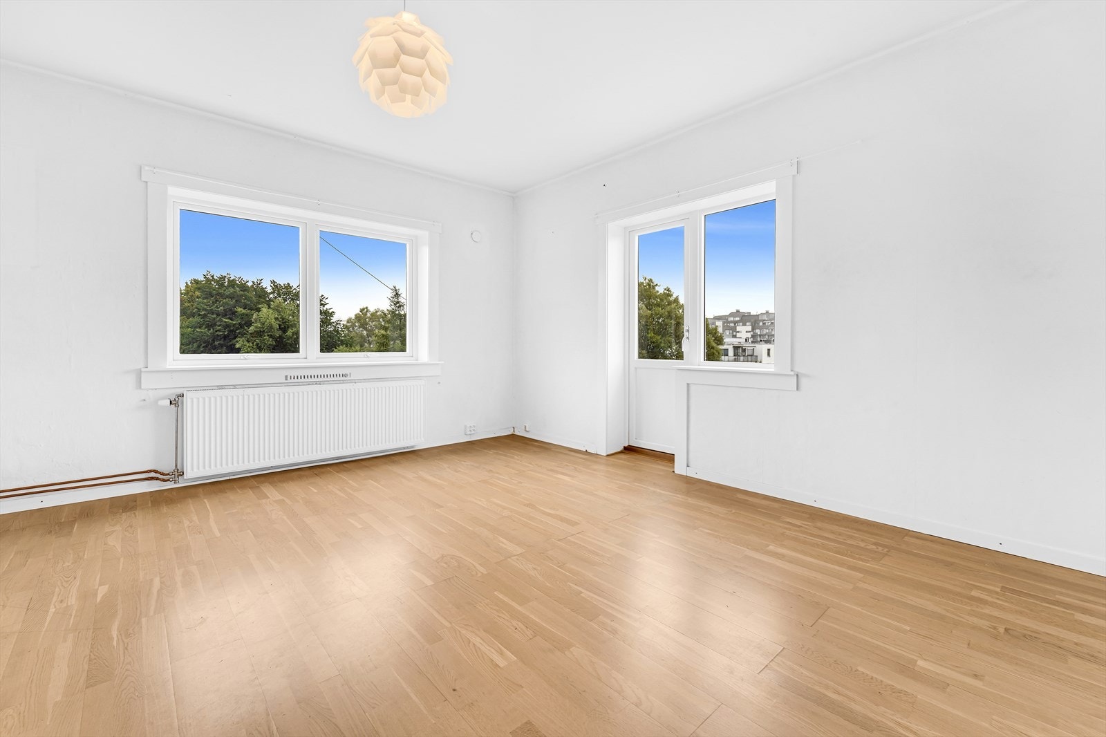 Store vindusflater og mye naturlig lys setter sitt preg i stuen, og sørger for et lyst og trivelig oppholdsrom. Galleribilde