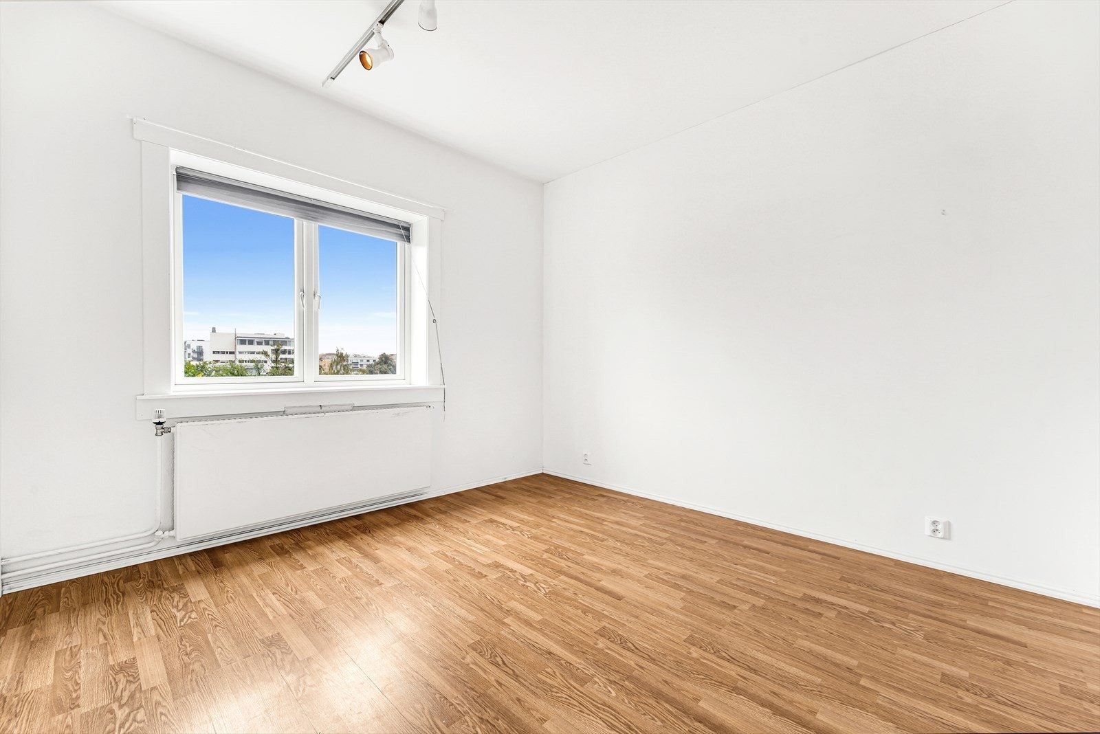 Leiligheten har et lyst soverom av svært god størrelse. Galleribilde