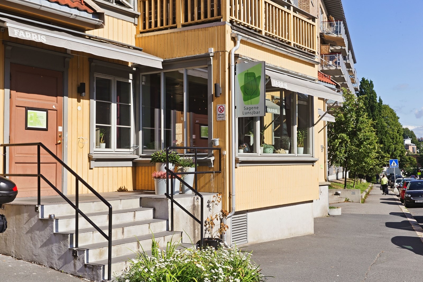 Restauranter som Sagene Lunsjbar, Sagene Samfunnshus og Mat og Mer har alle sin egen unike atmosfære. I tillegg finner du flere kaffebarer og andre små utsalgssteder i nabolaget. Galleribilde