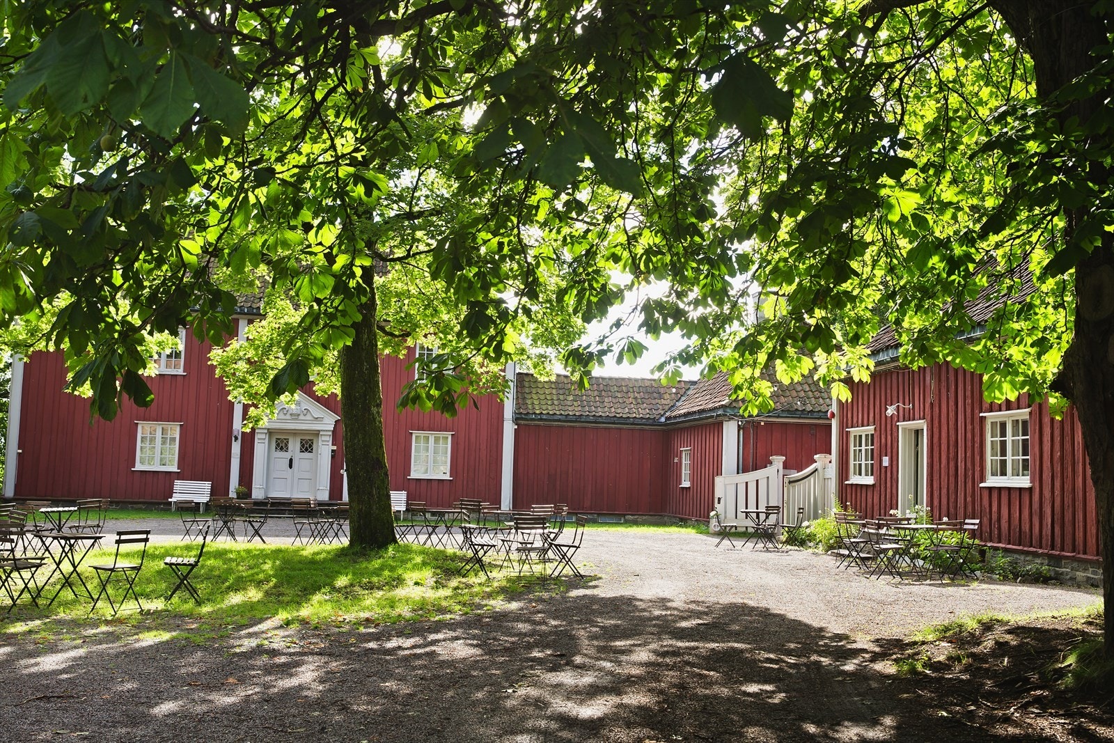 Vøienvolden gård rett på oversiden av leiligheten. Galleribilde