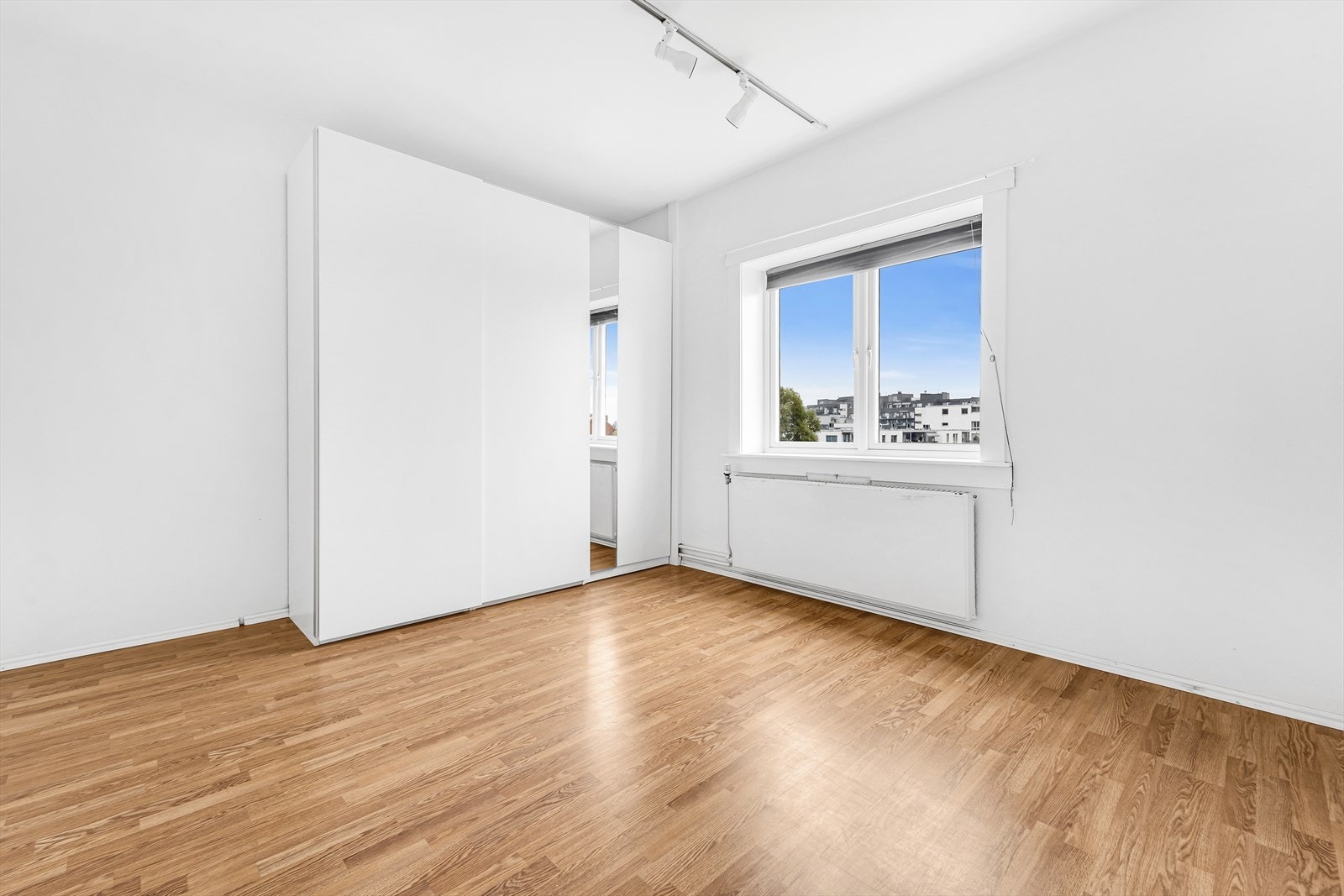 Her er det god plass til dobbeltseng, i tillegg til gode lagringsmuligheter i skyvedørsgarderobe. Galleribilde