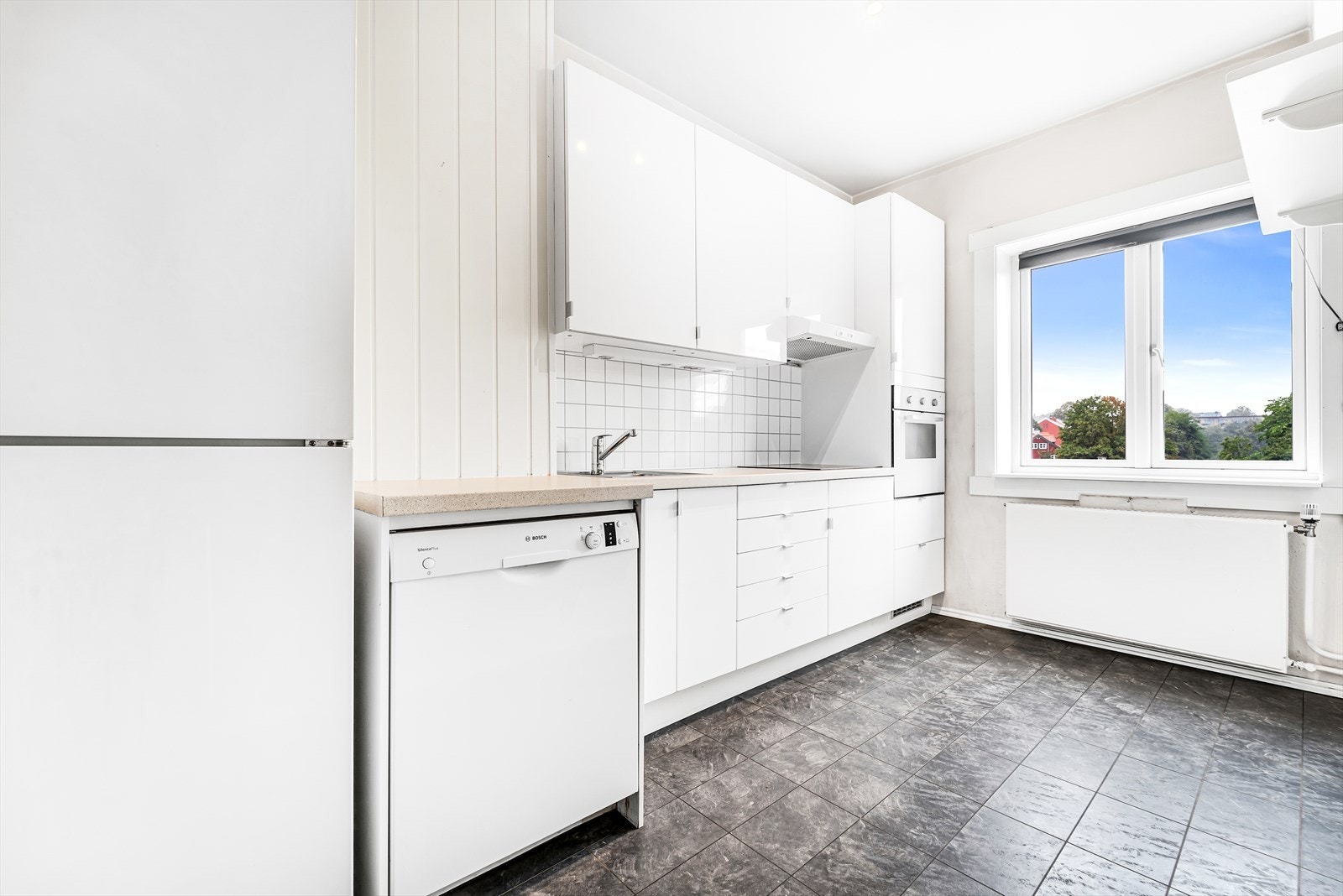 Dette er et romslig og separat kjøkken med muligheter. Galleribilde