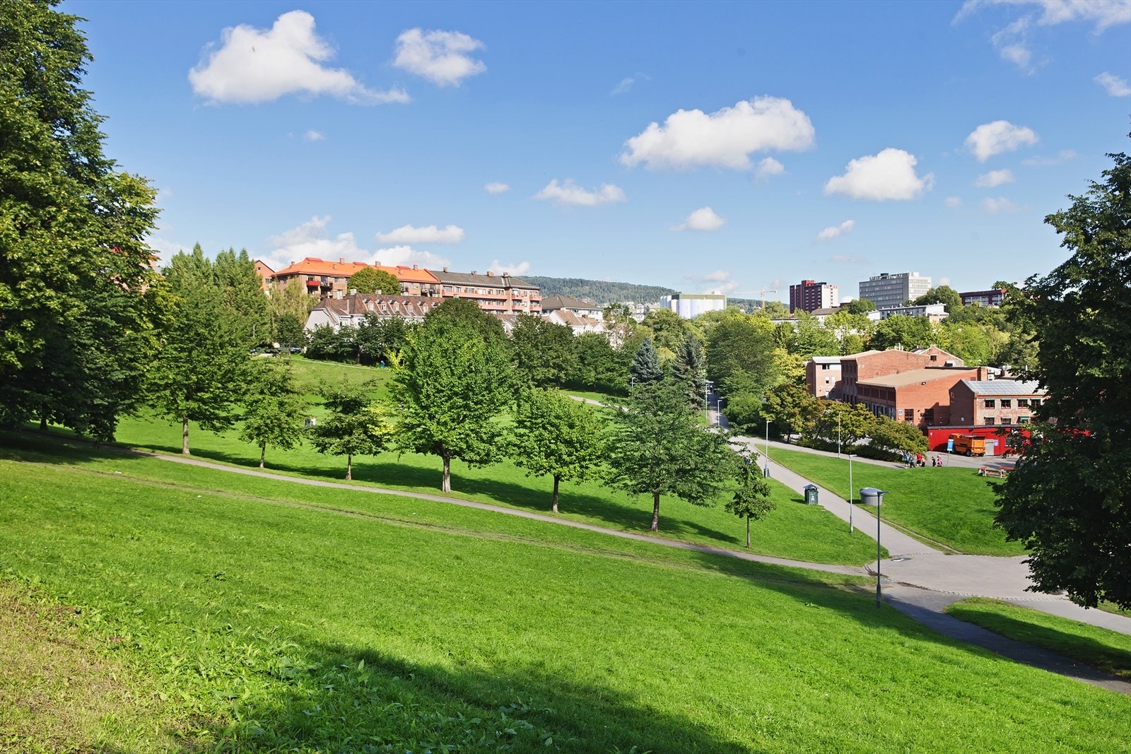 Akerselva med flere parkanlegg i umiddelbar nærhet, blant annet Myraløkka og Iladalen. Myraløkka på bildet. Galleribilde