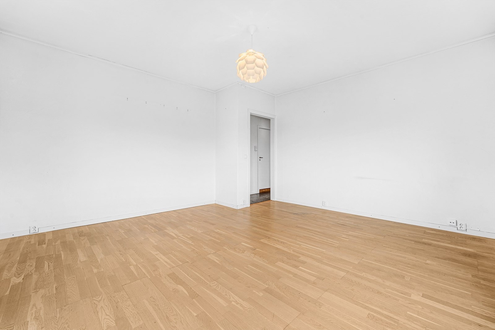 Den gode planløsningen legger til rette for flere soner og det er rom for sofakrok og en hyggelig spisegruppe. Galleribilde