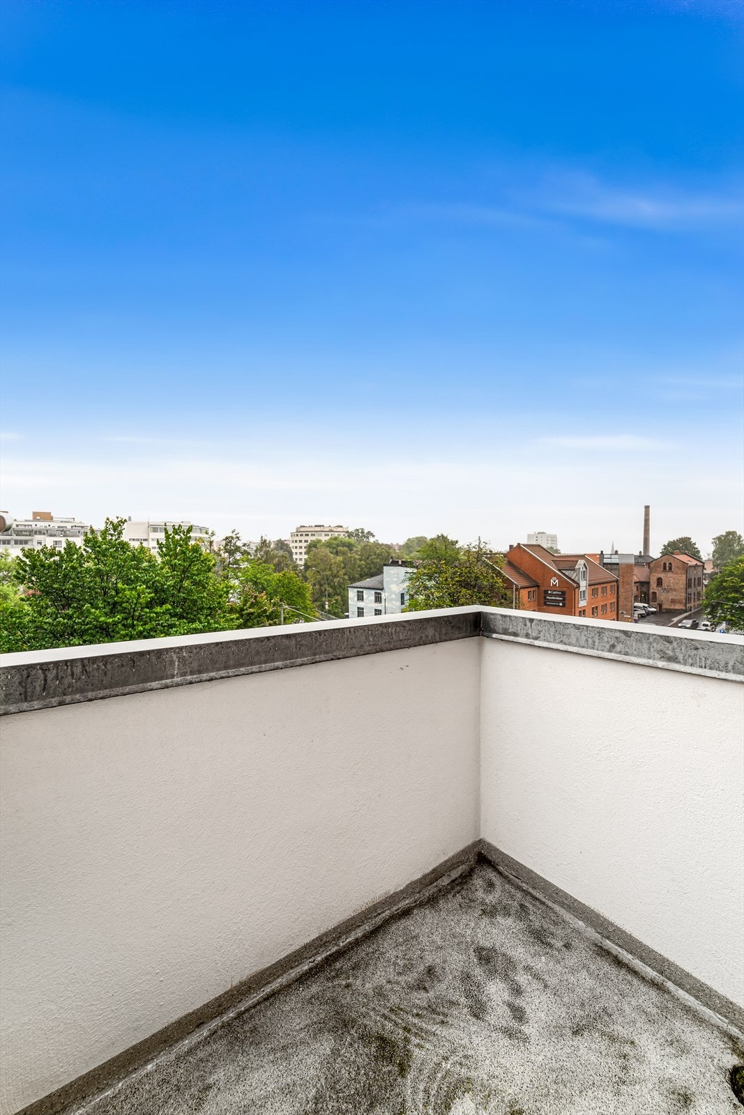 Flott og grønt utsyn over nabolaget fra balkongen på 1,5 m². Galleribilde