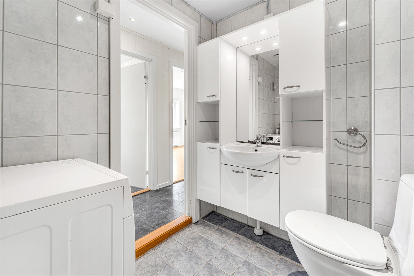 Badet ble pusset opp i 2005 i regi av aksjelaget. Her sørger et lunt, oppvarmet gulv for en god start på dagen. Galleribilde