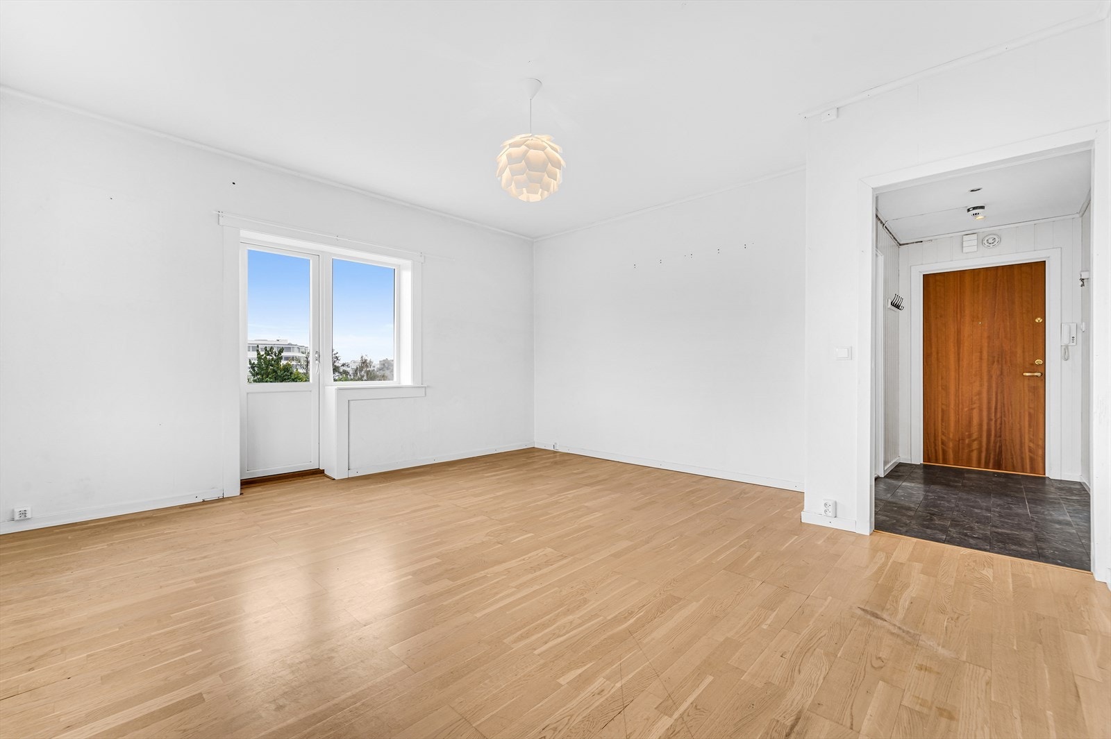 Inne i leiligheten har tiden stått stille i noen år, og her må det påregnes oppussing. Galleribilde